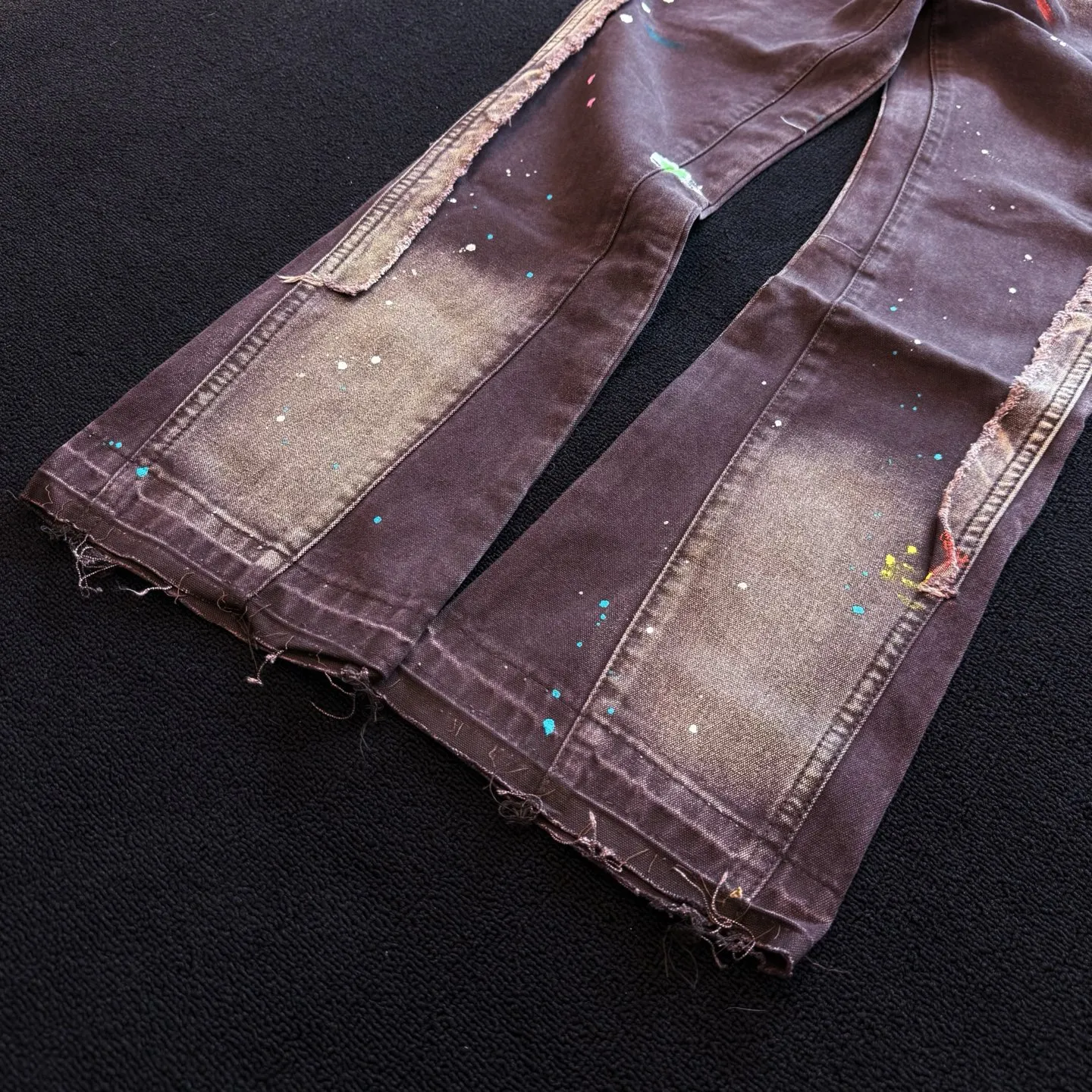 P230 model number: D404 GALLERY DEPT micro-flared distressed distressed jeans, three-dimensional version, loose and comfortable, not picky about body shape, factory precision, original factory quality control, same style for men and women, can be matched with couples, versatile recommendation, must-have denim for all seasons, made of heavy-duty washed pure cotton denim fabric. After washing, it is soft and thick, very stylish when worn. Size: 28, 30, 32, 34, 36 (S-XXL) Color: Splicing Size reference # 28 pants length 100 waist 72 30 pants length 102 waist 76 32 pants length 104 waist 80 34 pants length 106 waist 84 36 pants length 108 waist 88